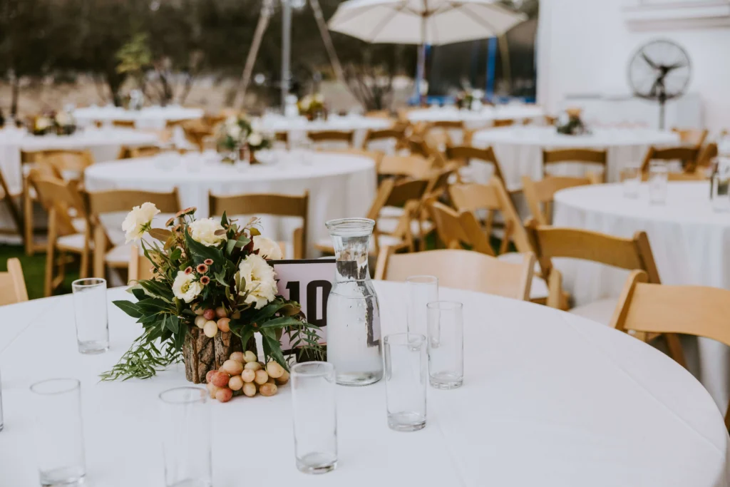 שולחן מסודר ומוכן לאירוע